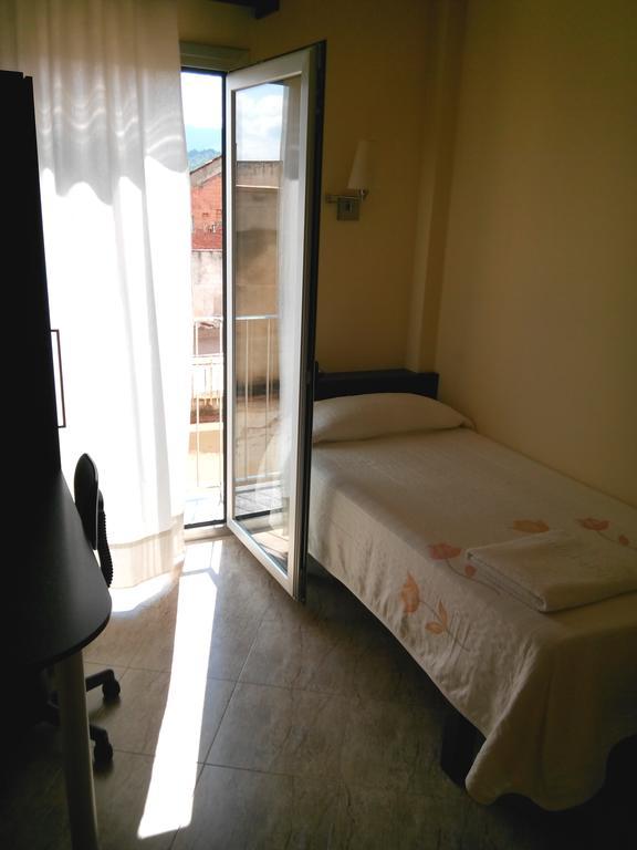 Hostal Sant Sadurni Sant Sadurni d'Anoia Exterior photo